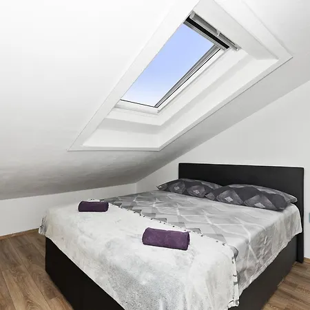 Nikola アパート トロギール