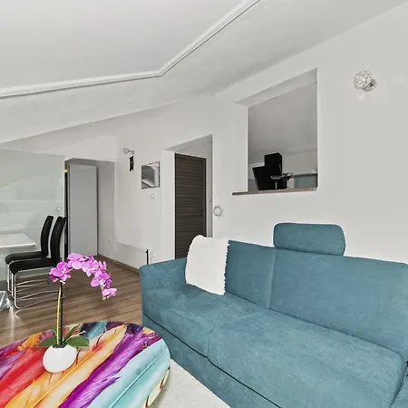 Nikola アパート トロギール